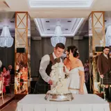 Couple cutting their cake at Boclair House